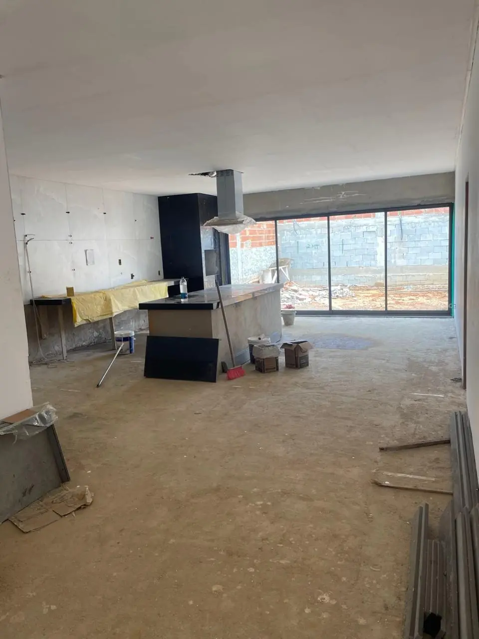 Sala em reforma com piso e paredes em execução