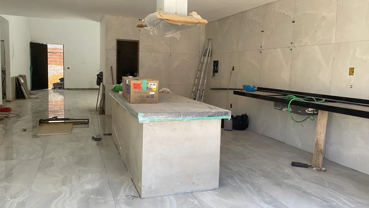 Cozinha com acabamentos em pedra e iluminação instalada