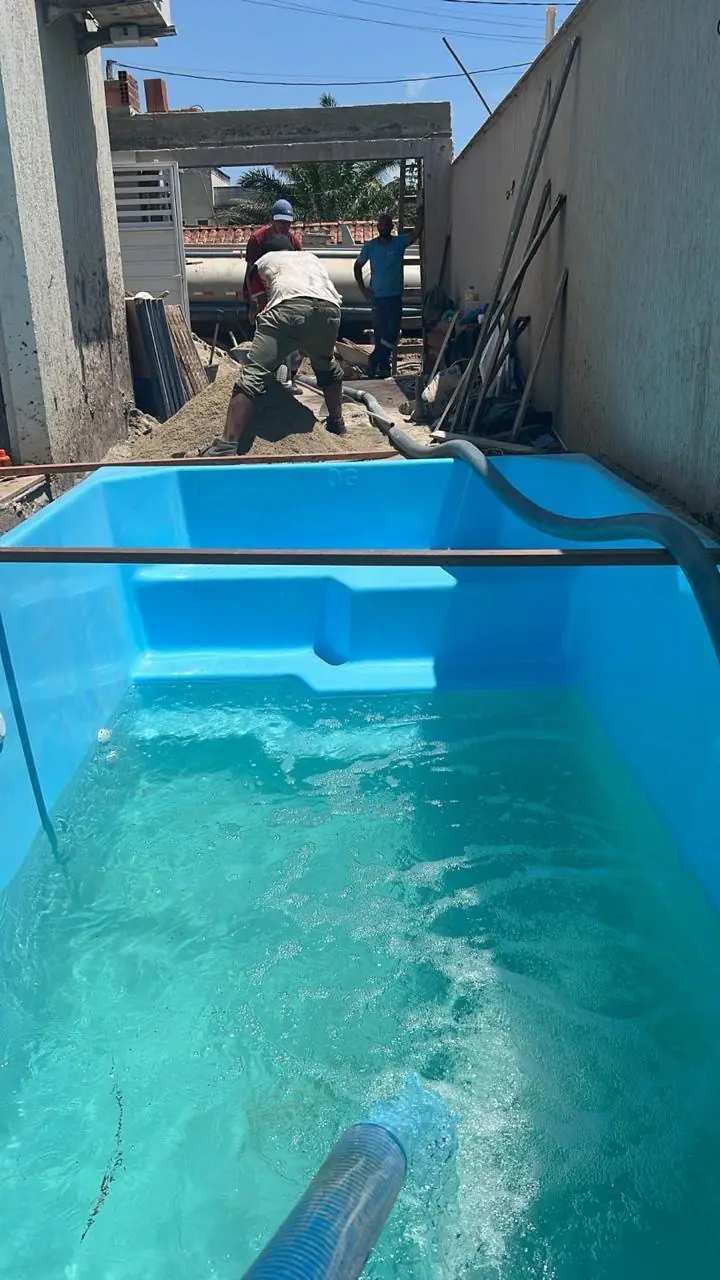 Instalação de piscina pré-fabricada durante a obra