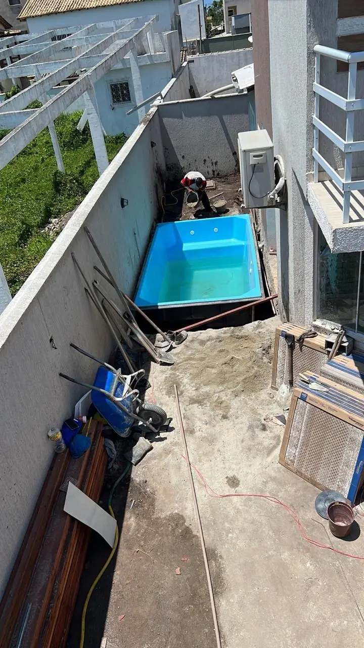Vista superior da piscina posicionada no espaço preparado