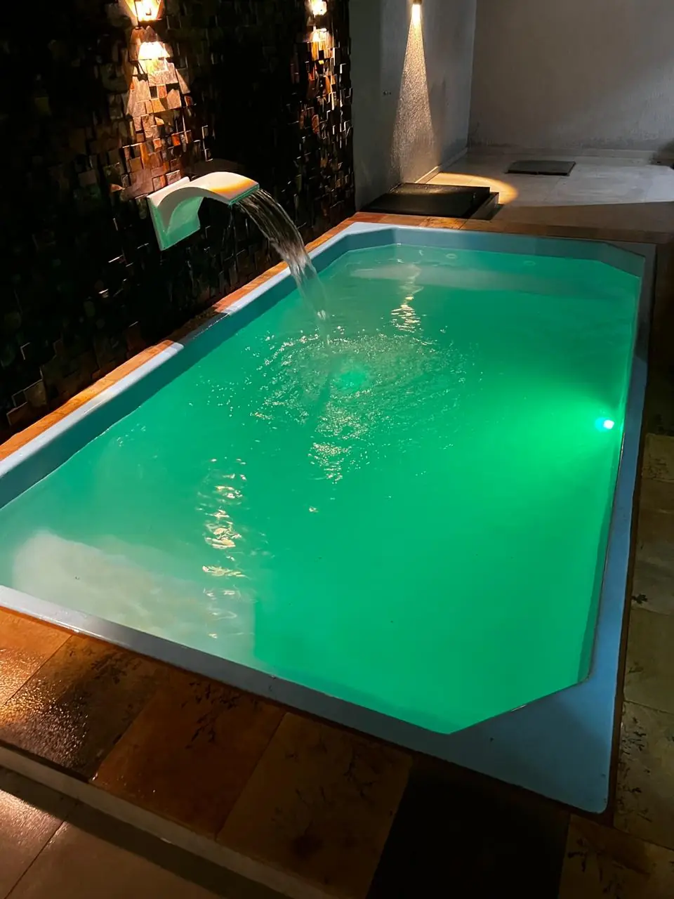 Piscina residencial iluminada após a conclusão dos acabamentos