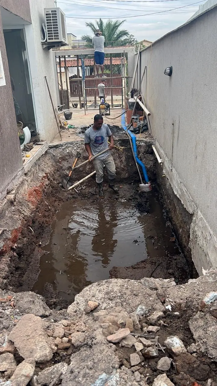 Escavação do terreno para iniciar a construção de uma piscina